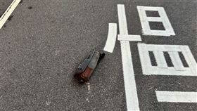 馬路上的排氣管害機車騎士犁田自摔。（圖／翻攝畫面）