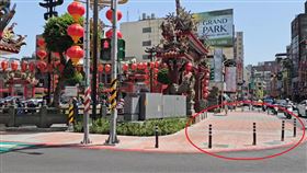 桃園區景福宮周邊人行道拓寬後，設置了57根防撞桿，有駕駛不習慣，轉彎時不慎撞壞防撞桿，事發後被市府求償，得知一支防撞桿的賠償費竟高達2萬元，引起不滿與質疑。