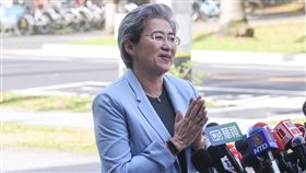 蘇姿丰赴台大發表演講（3）超微（AMD）董事長暨執行長蘇姿丰（圖）15日上午赴台大發表演講，會前接受媒體聯訪，合掌致意。中央社記者鄭清元攝  114年4月15日