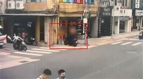 林男騎乘機車欲衝撞罷免志工。（圖／翻攝畫面）