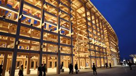 大阪世博 大屋頂環夜間打燈大阪世博會場最具象徵性的木造建築「大屋頂環」白天看氣勢宏偉，晚上打燈後又是另一番風情。中央社記者楊明珠大阪攝  114年4月14日