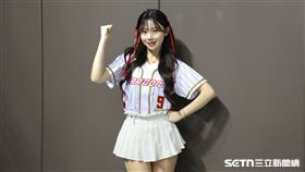 ▲韓籍啦啦隊員金娜妍客串小龍女。（圖／記者劉彥池攝影）