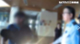 ▲抗議常客田山盛國騎車衝進法務部大廳。（圖／翻攝畫面）