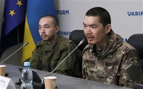 2名中國傭兵在烏克蘭戰場被俘，近日烏軍招開記者會，揭露俄軍透過社群媒體募兵內幕。（圖／翻攝X@ZMiST_Ua）