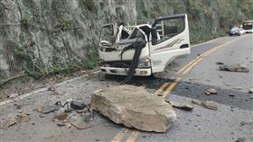 宜蘭台7甲線7公里處今天下午發生一起意外，一輛小貨車行經該路段時，突然遭遇落石，小貨車不幸被落石砸中