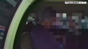 台北市市場處許科長闖紅燈被開單，竟霸占巡邏車後座遭送辦。（圖／翻攝畫面）