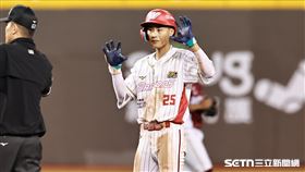 ▲中職36年例行賽，味全龍游擊手張政禹敲出二壘安打。（圖／記者劉彥池攝影）