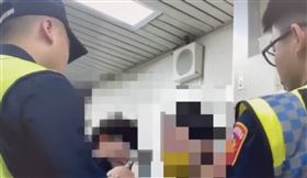 ▲北捷石牌站女子持刀刺殺女乘客，行兇的林姓女子當場被民眾及保全制伏，員警到場，將人帶回派出所訊問。（圖／翻攝畫面）