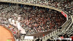 ▲中職36年例行賽，味全龍星期二對戰樂天桃猿，臺北大巨蛋10108人進場。（圖／記者劉彥池攝影） 