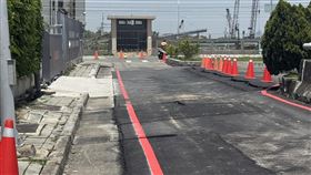 台中烏日高鐵二路部分路段沉陷龜裂台中市烏日區高鐵二路平面迴轉道出現裂痕長度逾20公尺，且路面高低不平；都發局14日前往會勘，初步發現附近建案地下室開挖擋土措施有部分未依程序施作，要求勒令停工。（民眾提供）中央社記者郝雪卿傳真  114年4月15日