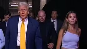 川普日前到邁阿密看UFC 314比賽，孫女凱伊（右）也一起觀賽。（翻攝kaitrumpgolfer IG）