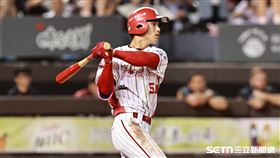 ▲中職36年例行賽，味全龍右外野手曾聖安敲出安打。（圖／記者劉彥池攝影） 