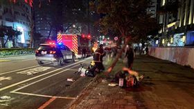 ▲台南安平區，轎車追撞3車逃逸，2機車騎士被撞倒在地，受傷送醫，幸無生命危險。（圖／翻攝畫面）
