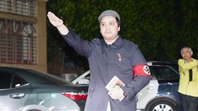 罷團疑不實連署　宋建樑移送新北檢複訊新北市多名民進黨立委遭提議罷免，罷團遭指涉不實連署，新北地檢署15日指揮搜索，並帶回被告及證人等到案查明，提議罷免民進黨立委李坤城領銜人宋建樑（前）晚間移送北檢複訊。中央社記者徐肇昌攝　114年4月15日