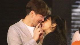  4/8 23：05 夏宇禾（右）就這樣在大街上公然黏著李聖傑（左），當晚看似很有譜。