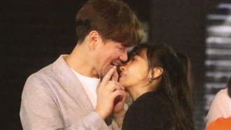 小21歲女星攻勢猛烈！緊黏李聖傑主動獻吻