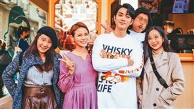 李唯楓（中）認為靠著自己的名人光環可成為活廣告，「楓流麻辣燙」開幕當天只請到蘿莉塔（左二）助陣撐場。（翻攝自蘿莉塔臉書）
