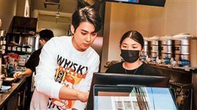 楓流麻辣燙開店初期，李唯楓常駐店裡參與銷售。（翻攝自李唯楓IG）