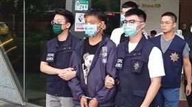 警方伺機埋伏，成功將試圖「三度誆騙」被害人的劉伊峯，當場依現行犯逮捕歸案。（翻攝畫面）
