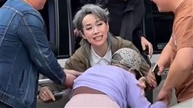 葉童被瘋狂粉絲拉下車（圖／翻攝微博）