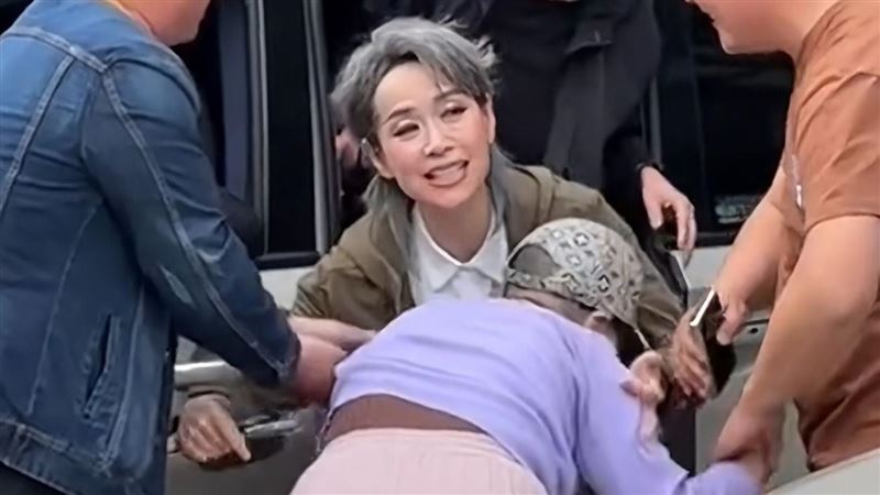 保鑣攔不住！瘋狂粉絲把偶像拽下車