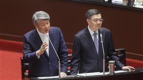 賴總統勉關稅戰「吃苦當吃補」  郭智輝認同因應美國對等關稅，總統賴清德勉勵民眾「吃苦當吃補」。經濟部長郭智輝（左）15日表示，台灣人不都是這樣，吃苦當吃補很正常，俗話說「不經一番寒徹骨，焉得梅花撲鼻香」，大家都清楚天底下沒有掉下來禮物，所以要共同努力、度過難關。右為行政院長卓榮泰。中央社記者裴禛攝  114年4月15日