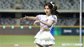▲韓籍啦啦隊員全恩菲在經典賽資格賽登上臺北大巨蛋。（圖／記者劉彥池攝影）