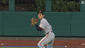 ▲李政厚中外野長傳二壘觸殺哈波（Bryce Harper）。（圖／翻攝自MLB官網）