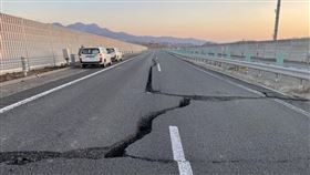 日本強震多恐怖？新幹線鐵軌變形、高速公路出現數十米裂縫（圖／翻攝自NEXCO東日本推特）