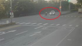 花蓮縣台9線176.2公里14日清晨發生一起車禍，姜姓男子（80歲）騎腳踏車行經該路段時，突然從外側車道切進內側車道，遭同向一輛自小客車追撞，姜男因頭部嚴重受創命危，現仍在加護病房救治中。