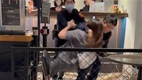 薛女大鬧健身房不肯離去，遭警方壓制逮捕上銬。（圖／翻攝爆料公社）