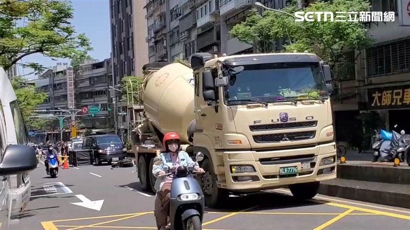 北市辛亥路五段發生水泥預拌車輾斃女騎士事故。（圖／翻攝畫面）