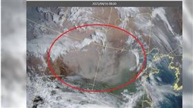 前中央氣象局局長鄭明典在臉書貼出衛星雲圖，透露新一波沙塵暴的路徑主要往韓國方向，對台灣沒有影響。（圖／擷取自Facebook／鄭明典）