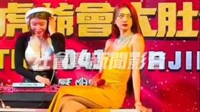 台中大肚區，宮廟辦活動，凌晨放電音舞曲，檢舉，員警取締，爆乳女主持人吐舌、翻白眼麥克風大喊：住戶該起床了，環保局開罰(圖／翻攝自社會事新聞影音)