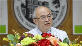 台大「無缺血時間」心臟移植手術記者會（1）台大醫院16日發布成功完成全球首例「無缺血時間」心臟移植手術，由院長吳明賢（圖）親自主持記者會，分享成果。中央社記者鄭清元攝  114年4月16日