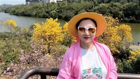 白冰冰在美景圍繞下唱起自己的新歌。（圖／《誠懇逗陣》提供）