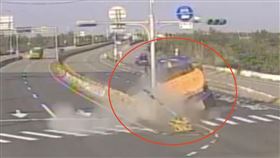 撞擊瞬間曝！砂石車「詭左偏」撞毀號誌桿