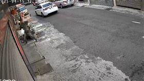 龍井，兇殺，叫囂砍人，沿路滴血死，死者家屬怒持榔頭，砸門討公道(圖／翻攝畫面)