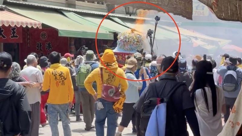 北港迎媽祖！鞭炮狂炸神轎「篙錢竄火舌」