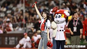▲韓國少女歌手Gyubin受邀替味全龍開球。（圖／記者劉彥池攝影）