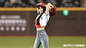 ▲韓國少女歌手Gyubin受邀替味全龍開球。（圖／記者劉彥池攝影）