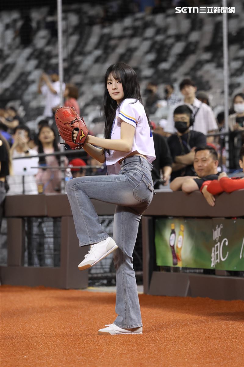 GYUBIN（朴珪斌）受邀為味全龍開球。（圖／記者鄭孟晃攝影）