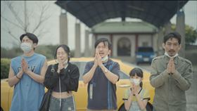 左起葛丞、孔令元、唐從聖、李宜儒、陳⽵昇。（圖／公視台語台提供)