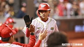 ▲中職36年例行賽，味全龍中外野手郭天信敲出清壘三壘安打，自己也跑回1分。（圖／記者劉彥池攝影）