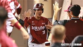 ▲中職36年例行賽，樂天桃猿捕手宋嘉翔敲出安打送回林智平超前比數。（圖／記者劉彥池攝影）