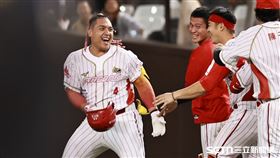 ▲中職36年例行賽，味全龍指定打擊吉力吉撈·鞏冠敲出再見安打。（圖／記者劉彥池攝影）