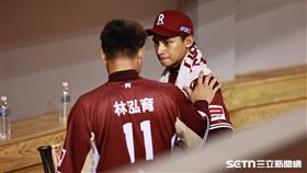 ▲中職36年例行賽，樂天桃猿游擊手馬傑森發生再見失誤，林泓育賽後安慰他。（圖／記者劉彥池攝影）