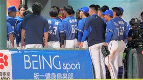 ▲富邦悍將全隊敲出12支安打卻僅進帳3分，加上全場4次守備失誤，最終以4分差不敵統一獅。（圖／翻攝自富邦悍將臉書） 