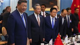 習近平（左1）訪東南亞，於馬來西亞發表談話時表示，中國願與東協國家團結抵制濫徵關稅。（圖／美聯社／達志影像）