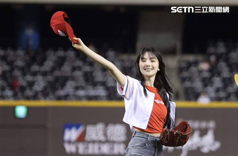 GYUBIN受邀替味全龍主場賽擔任開球嘉賓站上大巨蛋開球。（圖／記者鄭孟晃攝影）